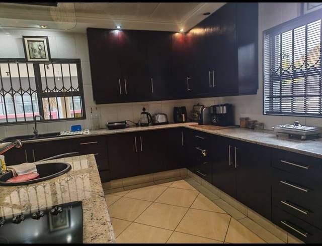 6 BEDROOM HOUSE FOR SALE IN GLENVISTA